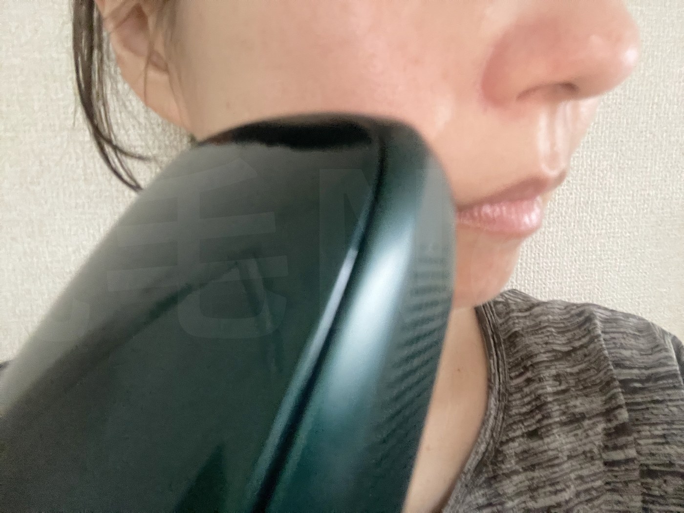JOVS Dora scrollのSRモードを顔に当てているところ